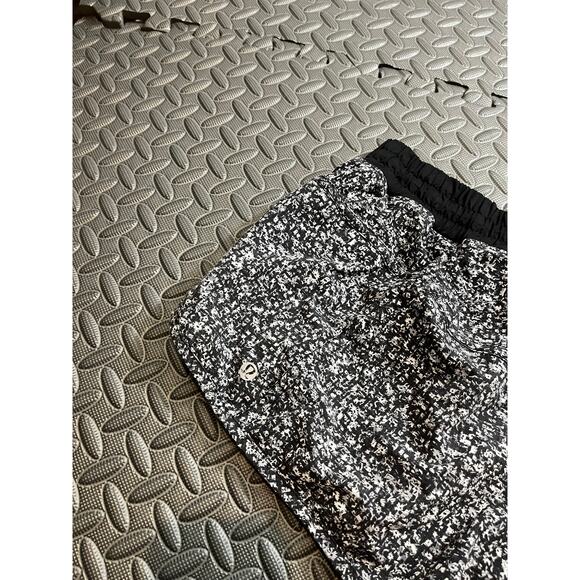 Lululemon Womens Tracker Low-Rise Lined Short 4" Floral Print Size 8 Athletic - Picture 6 of 8